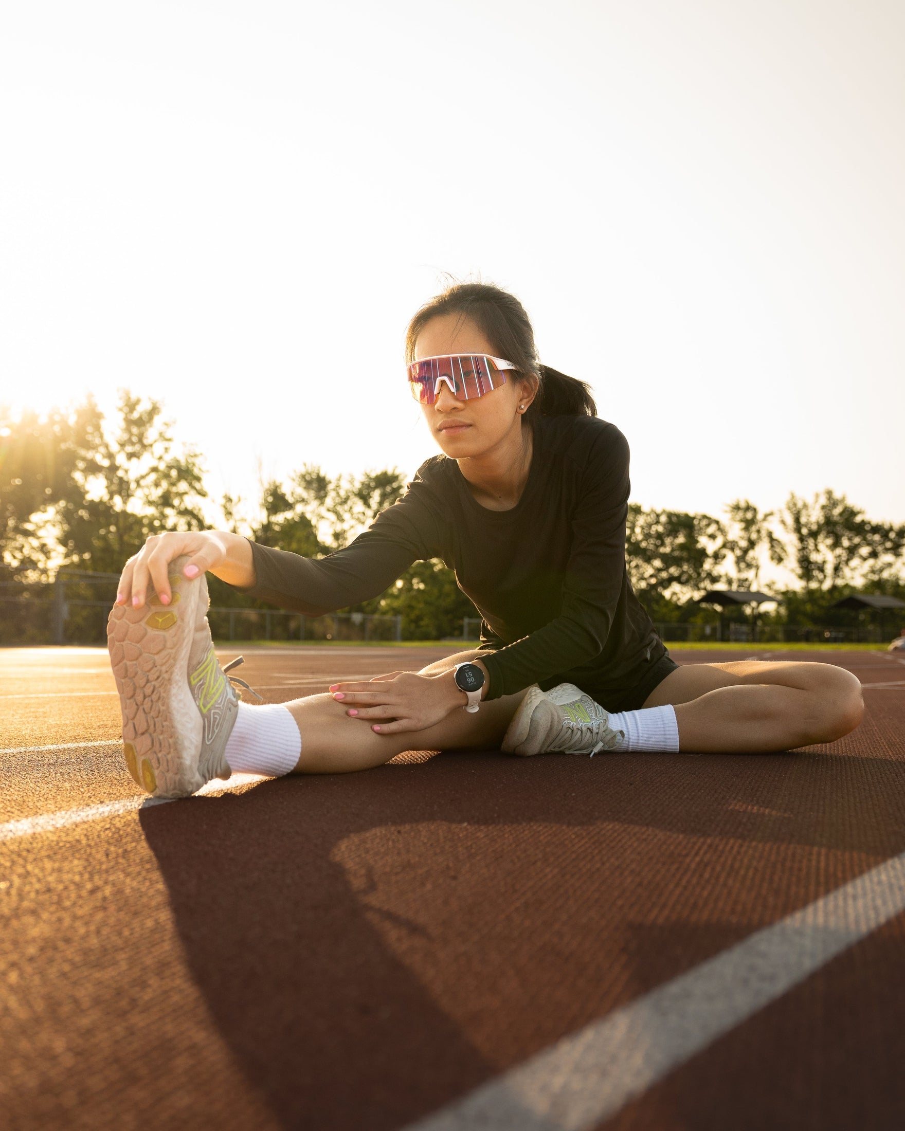 Femme qui s'étire avec lunettes de soleil