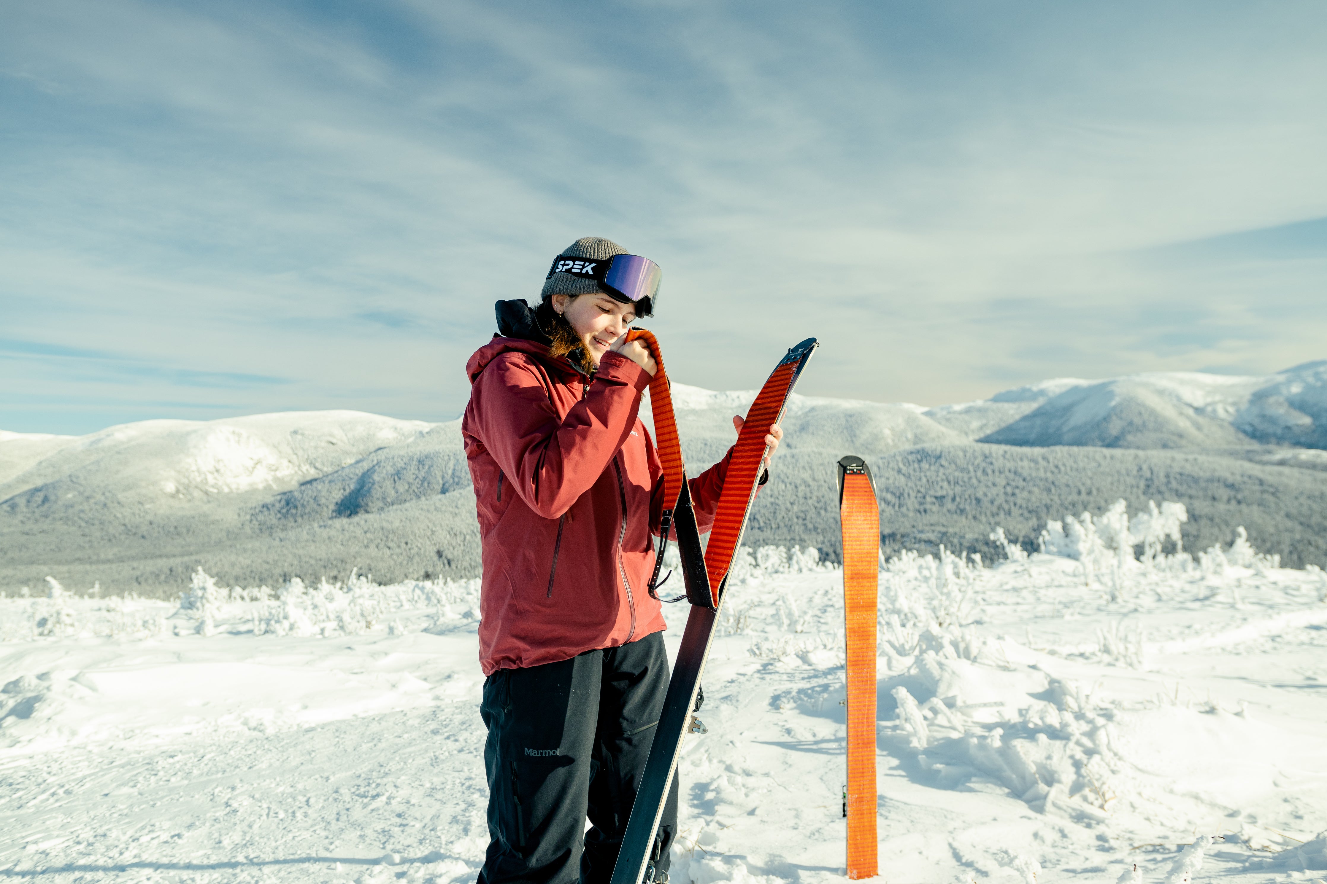 Femme au sommet d'une montagne avec lunette de ski